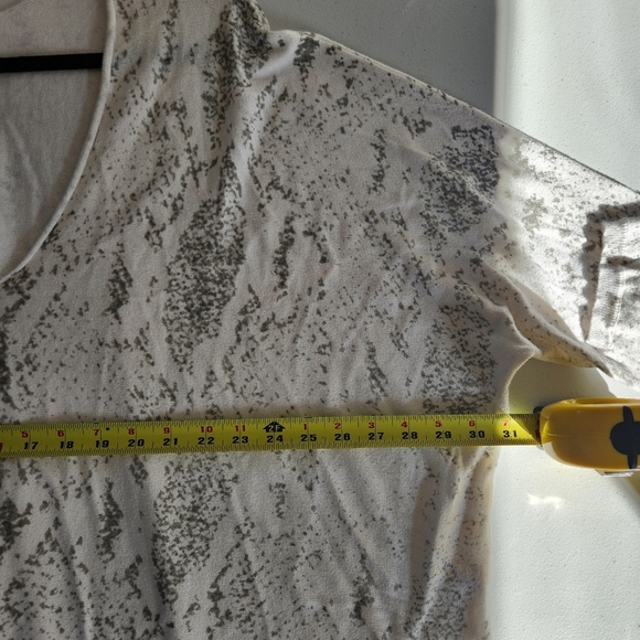 Design Lab White Snakeskin Oversized Loose V-Neck Sweater Top Size 1X Light - Picture 7 of 7